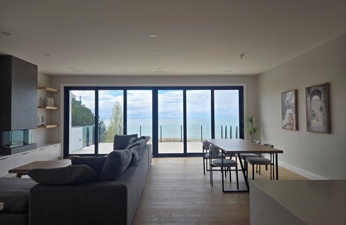 Grand Bend Condo | Scoots Beach Shack Beachfront Condo 5BR