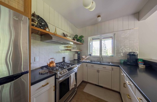 Crescent Valley House | Secluded Retreat near Nelson & Castlegar with Fire Pit, 3 mins from the Beach!