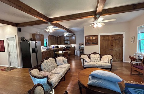 Highland Apartment | Secluded treehouse studio in vibrant Austin 5 miles to downtown or 3 miles to UT