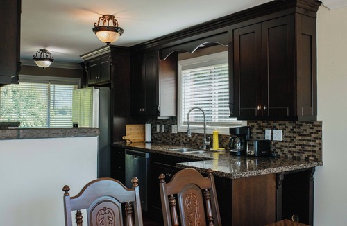 Hatzic House | Serene 3BR Cabin on 8 Acre Farm