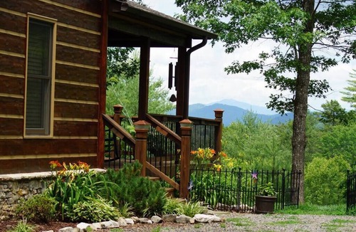 Murphy Cabin | Serene Luxury Mountain Cabin l Hot Tub, Stunning Views & Designer Comforts