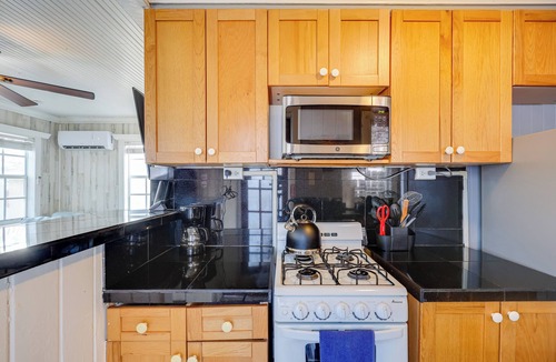 Harbordale House | Shared Pool & Backyard: Small & Cozy Guest House