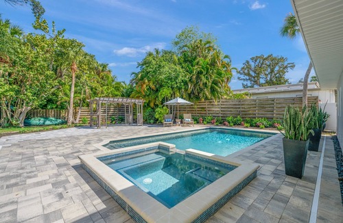 Bay Isle House | Shore Thing | Luxe Pool Oasis, Hot Tub, Siesta Key Beach