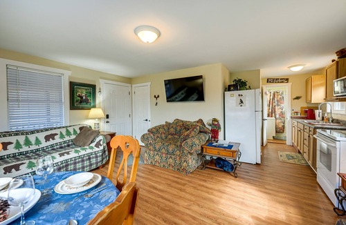 Qualla Cabin | Ski & hike/Shared Hot tub: Cozy Whittier Retreat!