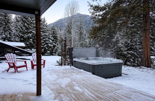Panorama Ski Chalet | Ski-In 4BR Chalet with Private Hot Tub, Steps to Bunny Hill