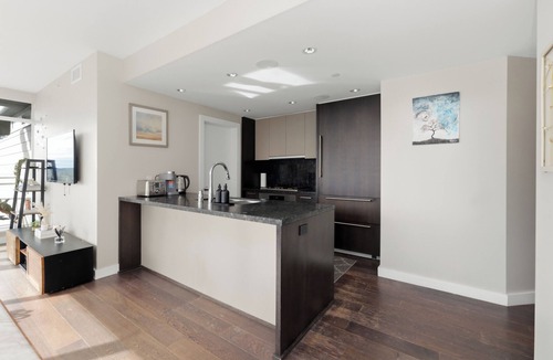 Downtown Vancouver Apartment | Sky-High Luxury in Vibrant Yaletown Hub WaterViews