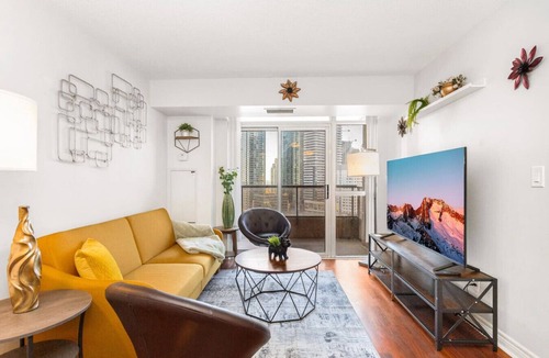 Downtown Mississauga Apartment | Skyline 3BR Condo | Steps to SQ 1 + Free Parking