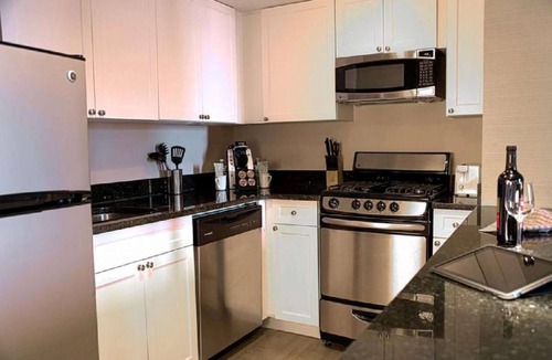 Logan Square Hotel | Skyline Suites on the Parkway with Full Kitchen