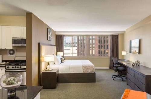 Logan Square Hotel | Skyline Suites on the Parkway with Full Kitchen