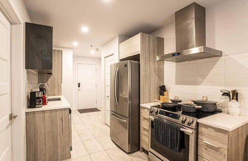 Cote-Des-Neiges—Notre-Dame-De-Grace Apartment | Sleek Modern 2BR Getaway with Gym & Rooftop Views Near Downtown & Airport
