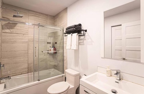 Cote-Des-Neiges—Notre-Dame-De-Grace Apartment | Sleek Modern 2BR Getaway with Gym & Rooftop Views Near Downtown & Airport