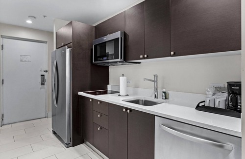 Doral Condo | Sleep, Golf, Repeat–King Studio w Kitchen in Doral