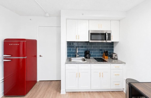 St. Johns Apartment | Sleepover | Vibrant Studio + Gym - Austin TX