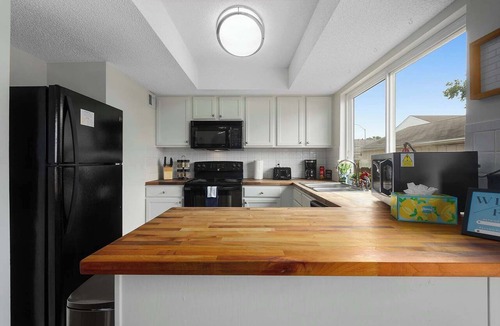 Grandview House | Sleeps 10 Pets Welcome+ patio seating & BBQ grill