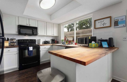 Grandview House | Sleeps 10 Pets Welcome+ patio seating & BBQ grill