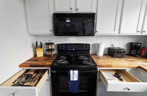 Grandview House | Sleeps 10 Pets Welcome+ patio seating & BBQ grill