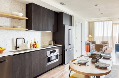 Rainey Street Historic District House | Sleeps 16 | Brand New Austin High Rise w/Rooftop Pool, Gym, Yoga Studio & More!