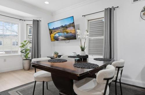 The Heights House | Sleeps 18! - 6 BR - 2 Kitchens