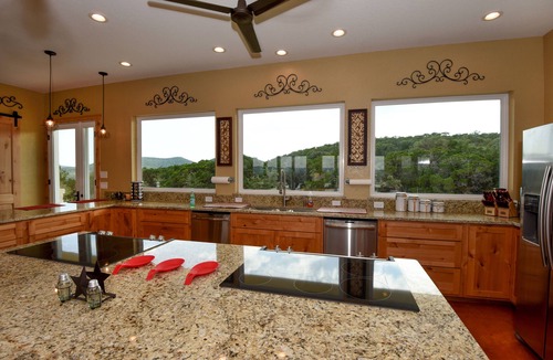 Utopia House | Sleeps 33, Private pool & putting green,10 min from Garner State Park, Frio Riv.