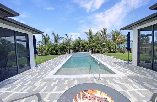 Rotonda Lakes Villa | Sleeps 6, full refund*, shared heated salt pool