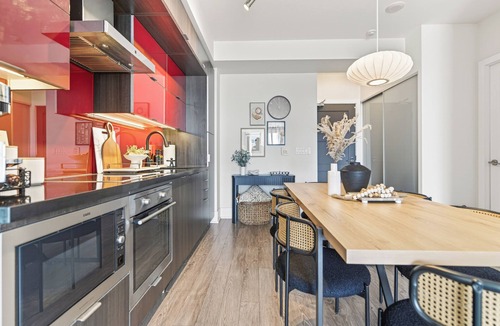 Toronto Entertainment District Condo | Sleeps 6-Luxury King Beds | Events & Free Parking
