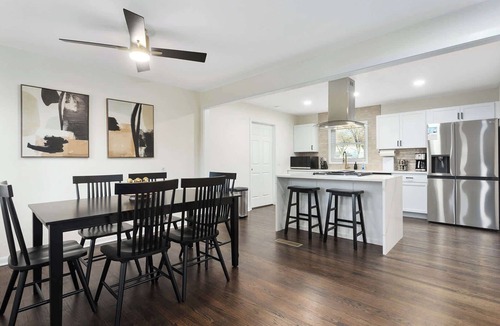 Overland Park House | Sleeps 8 |Pool Table| Overland Park Oasis