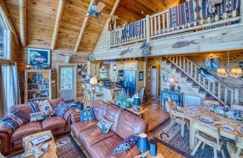 Helen Cabin | Soaring Hawk The `Ultimate` Log Cabin with EPIC Breathtaking Views|Hot Tub|Pets Welcome