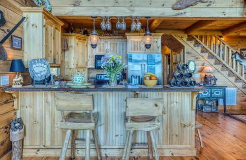 Helen Cabin | Soaring Hawk The `Ultimate` Log Cabin with EPIC Breathtaking Views|Hot Tub|Pets Welcome