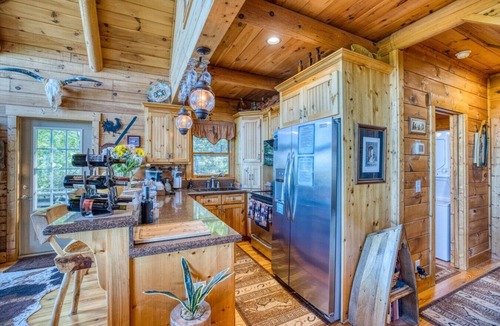 Helen Cabin | Soaring Hawk The `Ultimate` Log Cabin with EPIC Breathtaking Views|Hot Tub|Pets Welcome