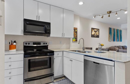 South Congress Condo | SoCo Condo, 2br/2ba, updated bright space with great pool + parking!
