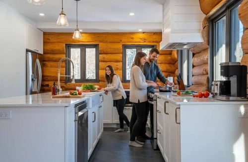 St-Adolphe-d'Howard Ski Chalet | Spa & Pool table | Le Massif