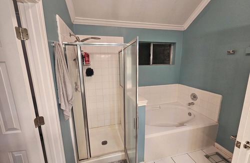 Spring House | Spacious 2140sqft 4-bedroom house with AC, WiFi. NO PARTIES/SMOKING.