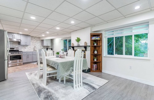 Canyon Heights House | Spacious 3BR Guest Suite by the Creek | North Vancouver