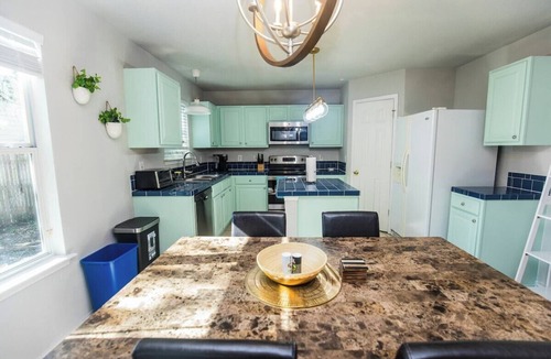 Wetmore House | Spacious 3BR Near UTSA & Six Flags – Sleeps 10