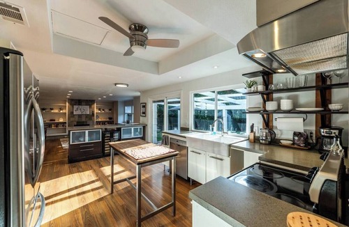 North Austin Civic Association House | Spacious 4-Bedrooms House with AC Near Domain & Q2, Sleeps 10, Patio + BBQ