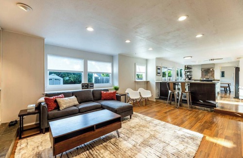 North Austin Civic Association House | Spacious 4-Bedrooms House with AC Near Domain & Q2, Sleeps 10, Patio + BBQ