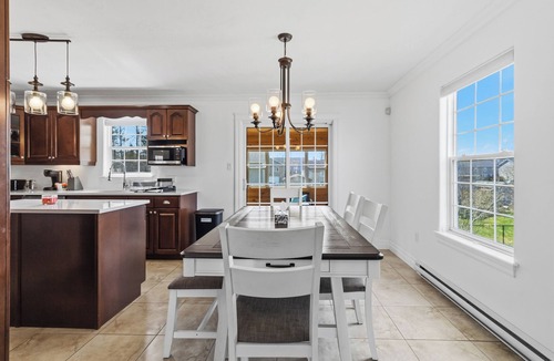 Dieppe House | Spacious 4BR Home Sleeps 10 I Game Room + Sunroom+ Veranda