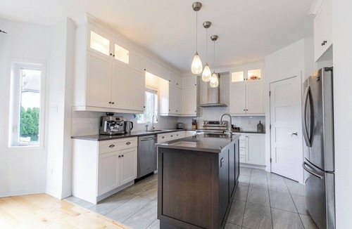 Brossard Apartment | Spacious 4BR King Bed Free Parking