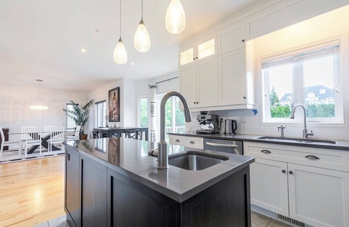 Brossard Apartment | Spacious 4BR King Bed Free Parking