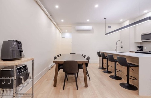 Milton Park Apartment | Spacious 4BR Prime MTL Location