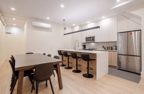 Milton Park Apartment | Spacious 4BR Prime MTL Location
