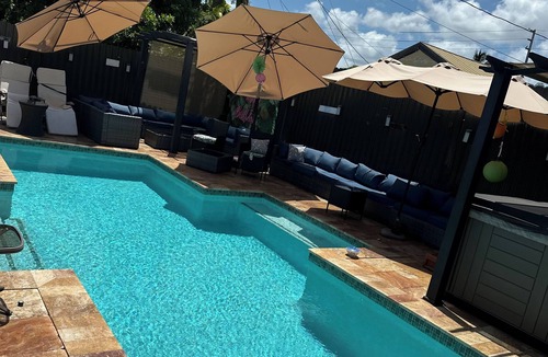 Miami Gardens Villa | Spacious 5-bedroom pool villa in Miami with sauna 3 jacuzzis and fitness room