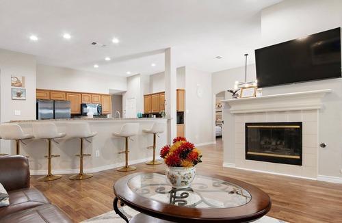 South Arlington House | Spacious 5BR 2 Bath Jetted Tub 16 miles to Dallas Stadium