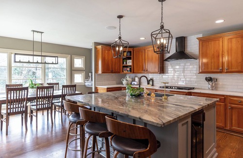 Lea Manor House | Spacious 6-bedroom house mins from WC Venues with putting green and gym