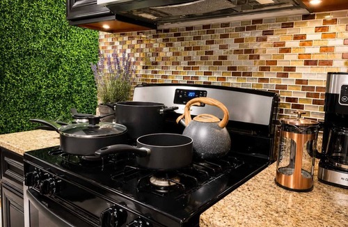Queens Apartment | Spacious 6BR Astoria Stay Family Friendly LGA/JFK 15 Min to NYC