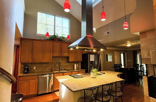 Highland Village House | Spacious 7-bedroom house in Pleasant Highland Village with pool, fitness gym.