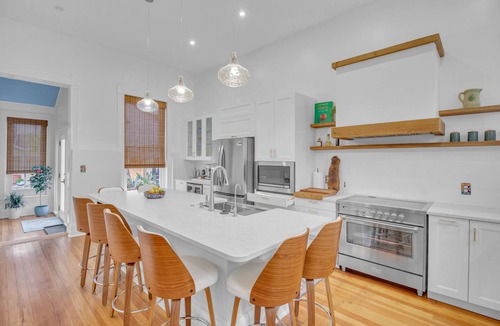 Southtown House | Spacious beautiful home in Lavaca Historic district. 15 minute walk to Alamodome