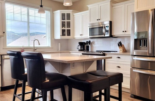 Osoyoos House | Spacious Bordeaux Cottage with Golf Cart #191