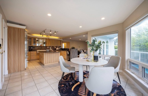 Burnaby House | Spacious Burnaby 4BR | 3 King Beds | Near SFU