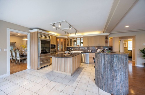 Burnaby House | Spacious Burnaby 4BR | 3 King Beds | Near SFU